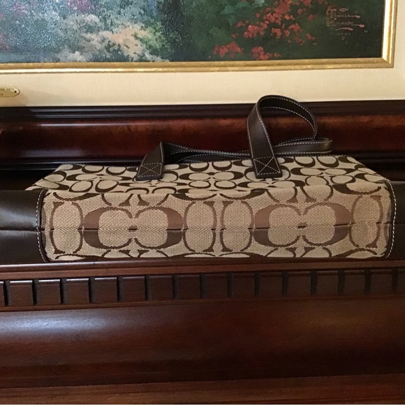 Beautiful Designer Coach Shoulder Tote Bag - Picture 5 of 6